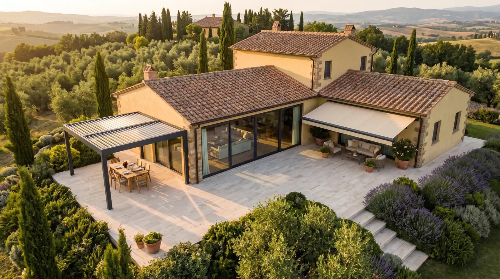 Villa con pergola bioclimatica, vetrate panoramiche e tenda da sole al tramonto